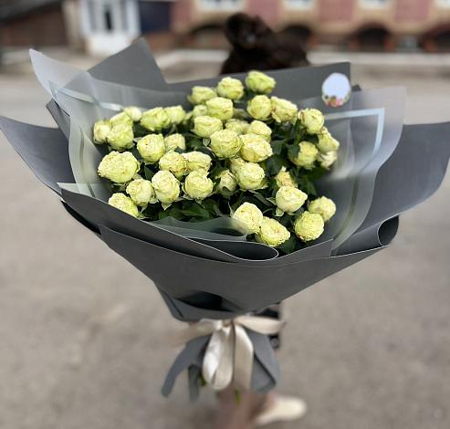 Букет Белые кустовые розы Солинеро в Асино