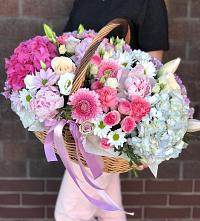 Цветочная композиция из Розы, Хризантемы, Пионы и Лизиантусы в корзине в Асино